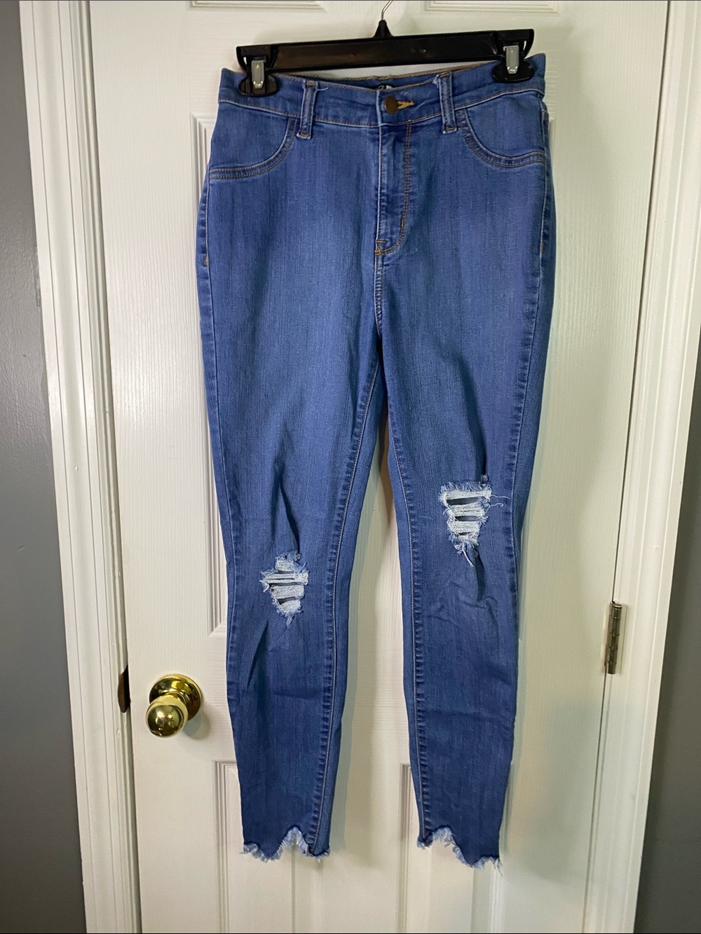 Fashion Nova Blue Ripped Skinny Jeans Size 5.